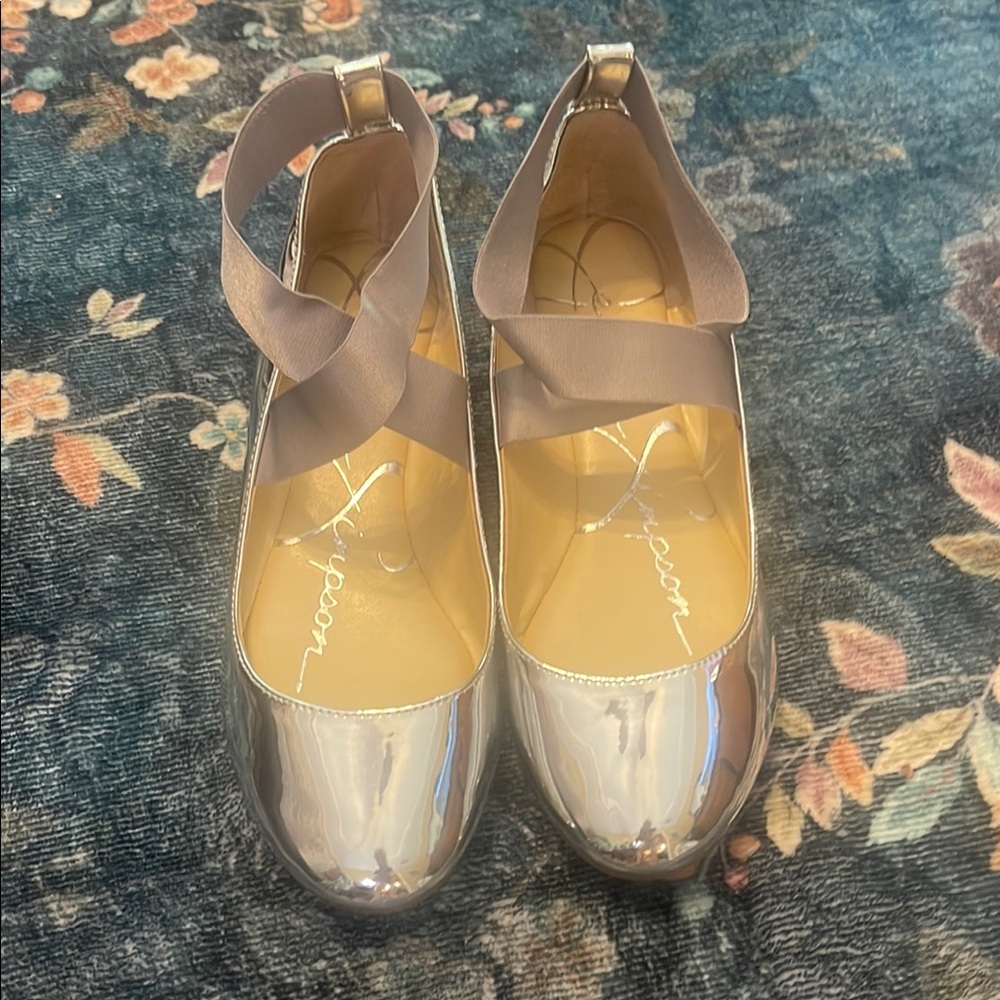 Jessica Simpson Silver Ballet Flats with Glossy Finish and Rounded Toe